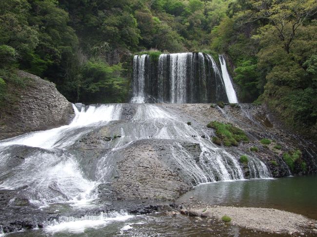 ぶらりと九州の北半分を３泊４日で旅しました。<br /><br />ルート：大分⇒長崎⇒福岡⇒大分<br />目的　：温泉２箇所（共に大分）<br />　　　　ご当地ものを食すこと<br />　　　　（大分地鶏・豊後牛・博多ラーメン・長崎ちゃんぽん＆皿うどん）<br /><br />その１：別府＆龍門温泉編<br /><br />朝１０：２０発　八幡浜（愛媛）発⇒別府（大分）行きフェリーに乗る。別府着は１３：００でした。フェリー内では爆睡。。。<br /><br />別府の甘味茶屋で、だんご汁とカレー餅グラタン、さらに大分名物やせうま舌鼓。さっそく食道楽しちゃいました。うまかった。<br /><br />同じく別府、明礬温泉の地獄プリンも食べちゃいました。明礬地獄も観光。足湯にも入りました。<br /><br />九重の龍門の滝へ。その後小雨が降っていたので九重ドライブは途中で辞めて、本日のお宿である、奥龍門「花の湯」でじっくりと温泉を堪能しました。あ、もちろん晩御飯も堪能しました。大分地鶏、美味しかったです。お宿は我々夫婦しか泊まっていなくて、貸切りでした。<br /><br />続きは、「その２：じっくり長崎市編」で。。。