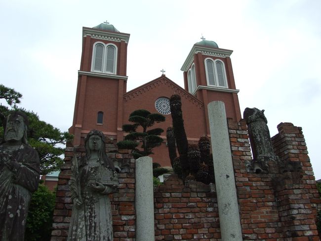 ぶらりと九州の北半分を3泊4日で旅しました。<br /><br />ルート:大分⇒長崎⇒福岡⇒大分<br />目的 :温泉2箇所(共に大分)<br /> ご当地ものを食すこと<br /> (大分地鶏・豊後牛・博多ラーメン・長崎ちゃんぽん&皿うどん)<br /><br />その2:じっくり長崎市編<br /><br />朝10:00頃、大分の九重町を出発。今日の宿泊予定地は福岡なので、予定では太宰府に行くつもりだったのですが、何故か、妙に長崎に行きたくなり、急遽、長崎に行くことに。。。<br />高速をすっ飛ばして、昼前には長崎市到着!まずは浦上地区から観光開始。<br /><br />1.平和公園でお祈り。<br /><br />2.原爆資料館で、改めて核の恐ろしさを実感。平和ボケで戦争の事を全く考えていなかったので、ここに来て改めて戦争&核兵器の恐ろしさを実感できて本当に良かったです。<br /><br />3.浦上天主堂へ。<br /><br />4.その後、大浦地区へ移動。まずは昼なので中華街で長崎ちゃんぽん&皿うどんに舌鼓。美味かった〜。<br /><br />5.カステラを買ったり、肉まんを食べたりと、またもや食い物中心。。。の散策にいそしむ。<br /><br />6.崇福寺にお参り。<br /><br />7.「夢採都」という駅近くのショッピングビルで、何故かケーキを食べることに。ほんと、夫婦揃って食べてばっか。。。<br /><br />8.出島は、入場料が高かったので入りませんでした。食べ物には金払うくせに(笑)。<br /><br />9.オランダ坂を通りながら、孔子廟(夕方で閉まってて入れず)や大浦天主堂を観光。グラバー園は、敢えて行きませんでした。夕方なので閉まってたかも。<br /><br />10.もう夕方なので、今日の宿泊予定地の福岡へ行くため、出発。長崎は、夜景も見たかったし、雲仙にも行きたかった。。。もう一度絶対来よう。<br /><br />続きは、「その3:博多ラーメン&太宰府編」で。。。