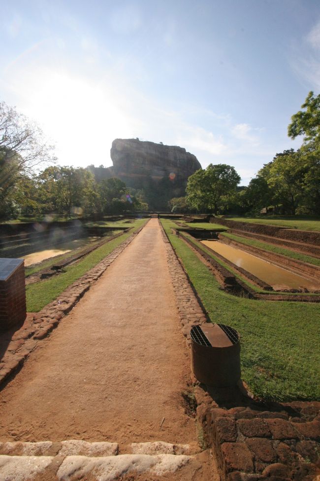 ユネスコ世界遺産のSigiriya Rockと壁画です。1200段ぐらいの階段を登っていったところに、かつてお城があって1000人？ぐらいのハーレムを作ってた王様がいたんだとか。