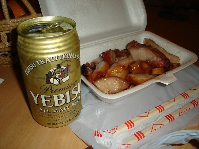 ビールと焼き豚<br /> <br />ホテルにビールと焼き豚をテイクアウトして、ゆっくり夜景とテレビを見ながら食べました♪<br /> <br />最高です^^/<br /> <br />ビールは日本のが一番安い（HK$9.5=約￥150）のは何故。。。他の外国ビールのほうが高い。。。<br /> <br />しかも、日本のビールは一律料金でご購入できます♪♪♪<br /> <br />香港万歳^^/最高です！<br />