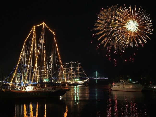 鎖国時代、日本でただ一つ海外に開かれていた港長崎。海外のすべての情報はこの港から発信されました。この歴史ある長崎港で、今年も恒例の「長崎帆船まつり」が２６日から開幕しました。（主催：長崎帆船まつり実行委員会）<br /><br /><br />好天に恵まれた初日は午後１時から入港パレードがあり、大勢の見物客を前に大小７隻の帆船が一列に並んで長崎市所有の飛帆（フェイファン）を先頭に、日本丸、海王丸などの順で女神大橋をくぐり入港しました。韓国、ロシア、そして日本の帆船など国際色ゆたかなパレードです。<br /><br /><br />これほど多数の内外の帆船が一堂に参集するのは、この長崎港をおいて他では見られない珍しい帆船まつりでしょう。これに関連して３０日までの間、長崎水辺の森公園など長崎港一帯で、体験クルーズや打ち上げ花火、帆船ライトアップイルミネーションなど、多彩なイベントが繰り広げられました。<br /><br /><br />この行事は１９９７年より始まり、その後一時中断しましたが、２０００年以後毎年催されており、今年で９回目になります。この行事も港町長崎の春の行事として定着した感じです。これまで参加した帆船数は毎年６〜８隻で、昨０６年が８隻と最多となりました。海外からの参加帆船は例年ロシア、韓国で、日本海を隔てた隣接の国々です。ヨーロッパが近ければ、もっと多くの帆船が参集できるのでしょうが、極東地域では距離的に無理な話でしょう。初回から欠かさず参加している帆船は日本の「日本丸」と「海王丸」、「飛帆」、そして韓国の「コレアナ」号です。ロシアの帆船は１年だけ不参加で、あとはすべて参加しています。<br /><br />詳細はこちらへ⇒　http://yasy7.web.fc2.com/hansen.htm<br /><br />a