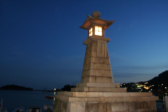 鞆の浦には日本で唯一と言われる天然の円形港湾があります。江戸時代に寄港した朝鮮通信使は「日本一の美しい景色」と讃えました。 <br /><br />江戸時代の港湾遺跡が残っています。石造りの灯台「常夜灯」、岸壁の石段「雁木」、船を修理する砂浜の「焚場」などがいまでも残っています。山を背にした市街地には江戸、明治に出来た木造の町屋が並んでいます。興味のある方はぜひ訪れることをお勧めします。