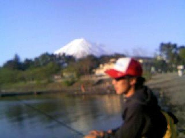 仲間と釣りへ朝から行ってきました。<br />目の前の大きな富士山みれて…気分は良かったです。<br /><br />ＢＵＴ魚は釣れなかったですけど釣りって孤独ですけどいいもんですね。<br /><br />仲間は魚をつっていましたけどね。