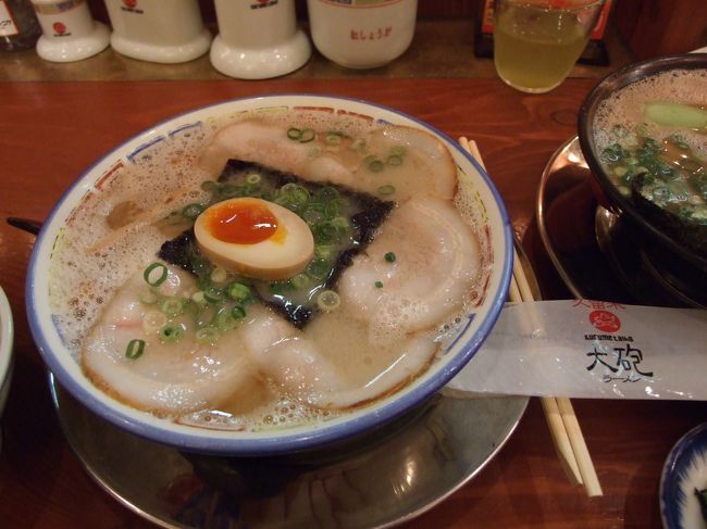 ぶらりと九州の北半分を3泊4日で旅しました。<br /><br />ルート:大分⇒長崎⇒福岡⇒大分<br />目的 :温泉2箇所(共に大分)<br /> ご当地ものを食すこと<br /> (大分地鶏・豊後牛・博多ラーメン・長崎ちゃんぽん&皿うどん)<br /><br />その3:博多ラーメン&太宰府編<br /><br />夕方18:00頃、長崎を出発し、高速をすっ飛ばして福岡へ向かいました。今日の宿泊予定地である福岡中心地のビジネスホテルまで直行。<br /><br />1.20時前頃にホテルに到着&チェックイン。すぐに外出の支度をして、いざ、博多ラーメンを食べに外出!<br /><br />2.西鉄の薬院駅から天神駅(終点)まで電車に乗って行く。たった一区間なので歩いても良かったんですけど、なんせ、福岡初上陸なので、何となく西鉄に乗ってみたかったんですよ。<br />どうでもいい話ですが、「西鉄」って何の略なのか知らなくて、妙に気になって駅員さんに聞いてしまいました。「西日本鉄道」だったんですね。後で切符を見れば切符に書いてましたけど(笑)。<br /><br />3.屋台に入ってみたくなり、目の付いた屋台に適当に入る。明太子玉子焼きとおでん、さらにラーメンも注文。明太子旨い。。。あとラーメンも、純粋な長浜ラーメンという感じで美味しかったです。良く考えてみれば、屋台って初めてかも。。。屋台村は行ったことあるけど、あれは、箱物やからねえ。<br /><br />4.次は、イムズというビルに入っている「大砲ラーメン」。私はこってり味、嫁はあっさりのとんこつしょうゆ味を注文し、堪能しました。美味しかったです。この店は、正確には、久留米ラーメンだそうですがね。<br /><br />5.ホテルに帰って、風呂入って寝る。<br /><br />6.次の日は、太宰府に向かう。太宰府市に入ったところで、まずは腹ごしらえに、再度博多ラーメン!「一蘭 太宰府店」に行きました。ここの店はおもしろいですね。カウンターが一人専用になってて、注文方法も変わってる。旨かったです。<br /><br />7.大宰府政庁跡で日光浴をして、<br /><br />8.太宰府天満宮を参拝しました。<br /><br />その後、本日の宿泊先である、湯布院へ向けて出発。<br /><br />続きは、「その4:湯布院&宇佐神宮編」で。。。<br /><br />