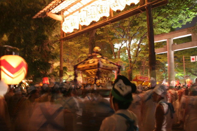 武蔵国その国府である府中が６社の御神輿を繰り出して行う神事暗闇祭。古式に則った格式の高さ、独特な雰囲気をもつ祭としても興味深い。<br />闇の世界に神が現れ、それにより満たされた光でこの世がはじまるとし、光をもたらす神を崇めた古の人々、御霊は闇の中で神輿に移し闇夜を渡御して朝の光のなかへと帰る。<br />その昔、お神輿は深夜に盛り上がりをみせ、各神輿が揉みあうことによって喧嘩が起き、怪我人や死人までも出たエキサイティングな祭でした。いまは夕刻からと祭の時刻も繰り上がり、そのようなこともなくなりましたが、長い歴史をもつ祭は、そのエッセンスを損なうことなく時代をこえて受け継がれてきているようです。<br />大国魂神社の起源は111年と古く、武蔵総社としての威厳を祭とともにいまに伝えています。