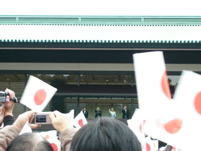 新年の一般参賀に行ってきました。<br /><br />でも人、人、人。<br /><br />これほどまで混んでいるとは思いませんでした。<br /><br />驚いた事に外国の人も沢山いましたよ。<br /><br />