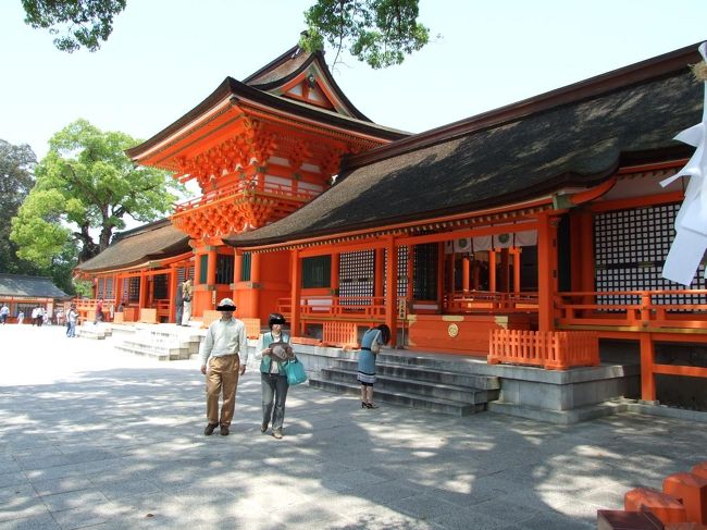 ぶらりと九州の北半分を3泊4日で旅しました。<br /><br />ルート:大分⇒長崎⇒福岡⇒大分<br />目的 :温泉2箇所(共に大分)<br /> ご当地ものを食すこと<br /> (大分地鶏・豊後牛・博多ラーメン・長崎ちゃんぽん&皿うどん)<br /><br />その4:湯布院&宇佐神宮編<br /><br />昼14:30頃、福岡県の太宰府天満宮を出発し、高速を一路、湯布院へ。<br /><br />1.15:30頃、湯布院到着!予約していた旅館「上の杜」へ。和風ながらお洒落な旅館でした。<br /><br />2.16:00頃から、湯布院散策スタート。まずは駅に向かってみました。<br /><br />3.駅の辺で、馬車と遭遇。観光馬車とかもあるんですね。湯布院は。<br /><br />4.町外れの道を選んで、金燐湖目指して、ぽつぽつ歩く。のどかな田園風景と、由布岳が美しいです。<br /><br />5.金燐湖辺りも美しいです。<br /><br />6.お洒落なお店をいろいろ見て冷やかしながら、旅館に帰着。<br /><br />7.晩御飯は、豊後牛(だと思う)のしゃぶしゃぶがメインでした。柔らかかった〜〜。他の料理も美味しかった。こちらの女将さんは料理が上手ですね。<br /><br />8.食後は、この旅館のこだわりの「アロマの湯」を堪能し、その後一休憩して、普通のお風呂の方も堪能。湯布院のお湯は無臭透明、ツルツル感も控えめ、上品な感じを受けました(ある意味、印象に残らない湯質かもしれません)。<br /><br />9.次の日チェックアウトして、どこに行こうか迷っていたのですが、宇佐神宮に行くことにしました。<br /><br />10.高速でさっと宇佐神宮に到着。お祈りをし、交通安全のお守りを買いました。<br /><br />11.今日は5/3だけあって、あちこち混んでそうなので、早めに帰路に着くことに。別府港へ戻る。<br /><br />12.八幡浜行きフェリーに乗って愛媛へ。<br /><br />以上、九州の旅でした。長かったですが読んで下さってありがとうございました。