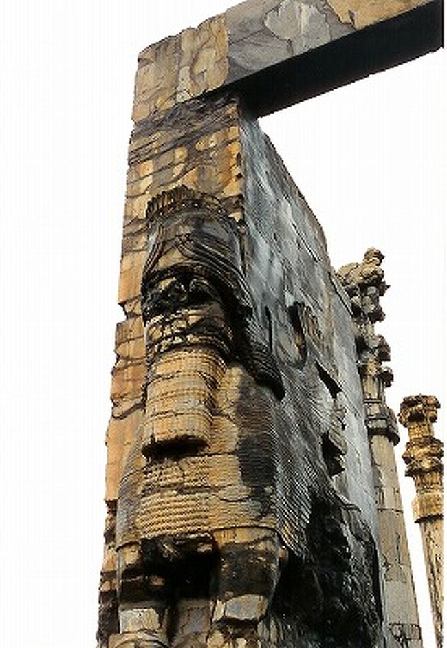 1999年　イラン旅行の続編です。<br />（イスファハン・イマームモスク見学〜ペルセポリス〜テヘラン）<br /><br />「ペルセポリス(Persepolis)はアケメネス朝ペルシア帝国の都。ダレイオス1世（ダーラヤーウ1世）が建設した宮殿群であった。紀元前331年、アレクサンドロス大王の攻撃によって破壊され、廃墟となった。」(Wikipediaより）<br />信じられないくらい昔の遺跡です…。<br />そういえば、高校の世界史の授業で「アケメネス朝」って暗記したことがあるような気がします。<br /><br />2月25日:成田→テヘラン／26日:テヘラン市内観光／27日:テヘラン→イスファハン、イスファハン観光／28日:イスファハン市内観光、夜イスファハン→シラーズ／3月1日:ペルセポリス他遺跡観光／2日:シラーズ市内観光、夜シラーズ→テヘラン／3日:テヘラン市内観光、夜テヘラン発／4日:成田帰着<br /><br />※写真はペルセポリス、クセルクセスの門。顔は人間で体は牛。POWER（権力）を表す。