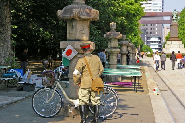 神楽坂の路地裏散策を終え、線路の向こう側の九段方面に向かいました。九段会館の建物を見に行く途中、靖国神社で立ち寄り参拝しました。ここへは境内で月に１回行なわれるフリーマーケットに２度ほど出店していますが神社への参拝は今日が初めてです。境内は予想外に見ごたえあるもので、ついでの寄道にしてはちょっと得した気分です。