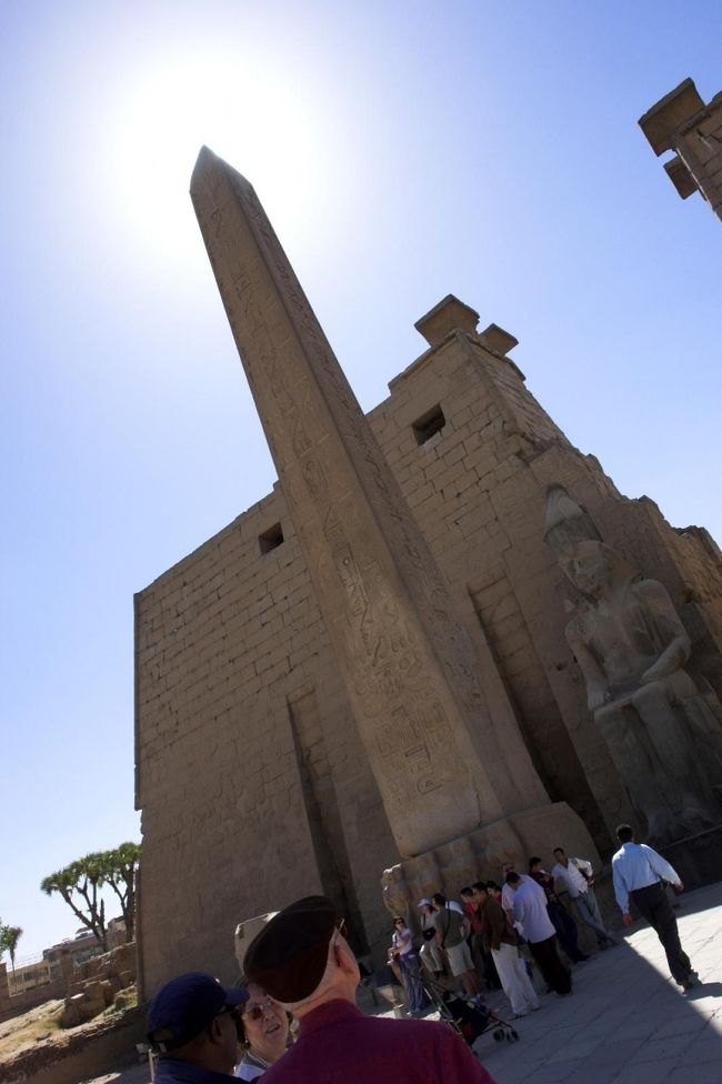今日は、早朝からルクソールへ移動。<br />その昔、エジプトの首都としてだけではなく、宗教都市としても繁栄した都市”テーベ”。その”テーベ”があった場所が現在のルクソールです。<br />ルクソール初日は東岸観光（ルクソール神殿とカルナック神殿）に出かけました。<br />