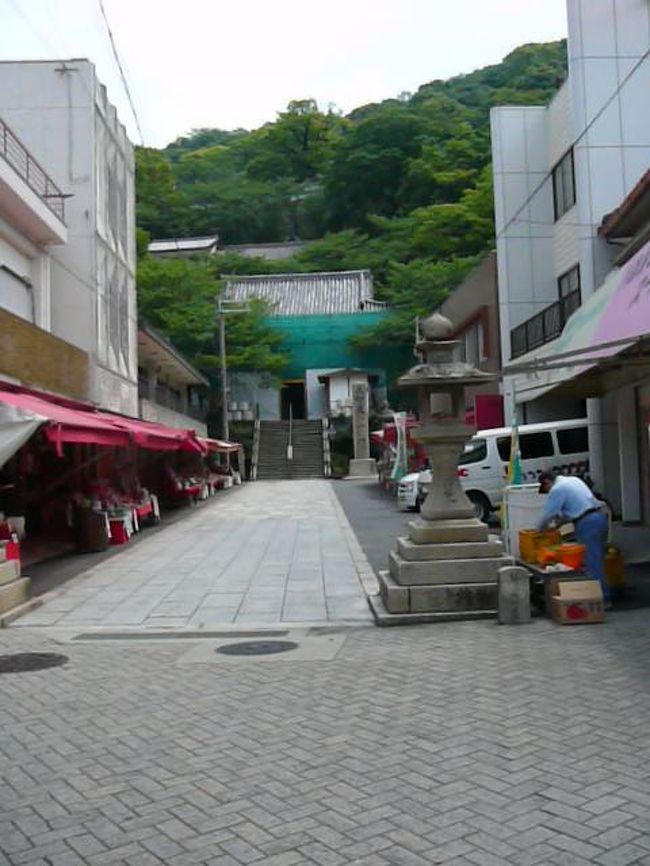 一日目(紀伊勝浦泊)<br /> →JR新大阪(特急オーシャンアロー5号)→JR和歌山(タクシーで市内観光・紀三井寺→和歌浦→玉津島神社→紀州東照宮→和歌山城)→JR和歌山(特急オーシャンアロー17号)→JR紀伊勝浦<br /><br />二日目(松阪泊)<br /> 定期観光バスで「世界遺産・熊野三山巡り」<br /> JR紀伊勝浦→志古→川湯・渡瀬温泉→熊野本宮大社→昼食・休憩(志古)→熊野速玉大社→熊野古道大門坂→那智の滝→熊野那智大社→JR紀伊勝浦駅(特急南紀8号)→JR松阪<br /><br />三日目(伊勢市泊)<br /> レンタカーで「伊勢神宮等参拝」<br /> 近鉄宇治山田駅→二見興玉神社・夫婦岩→内宮→猿田彦神社→月読宮→世義寺→昼食休憩→外宮→倭姫宮→月夜見宮→伊勢のまちなみ散策<br /><br />四日目(志摩市泊)<br /> 富士OJMエクセレントクラブ伊勢二見コースでゴルフプレー<br /><br />五日目<br /> 近鉄賢島カントリークラブでゴルフプレー<br /> <br /><br />