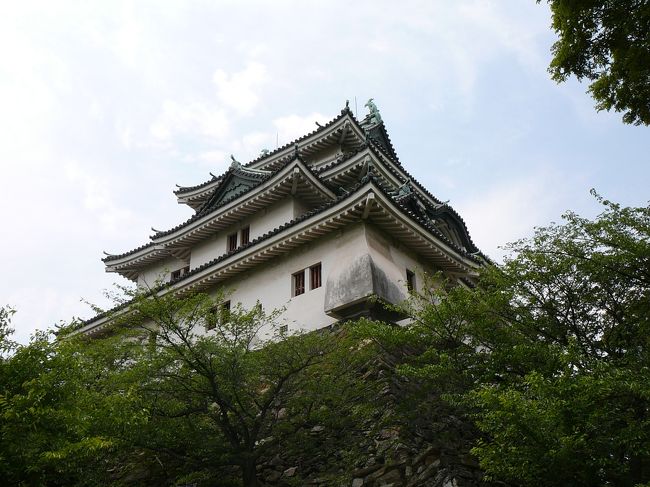 一日目(紀伊勝浦泊)<br /> →JR新大阪(特急オーシャンアロー5号)→JR和歌山(タクシーで市内観光・紀三井寺→和歌浦→玉津島神社→紀州東照宮→和歌山城)→JR和歌山(特急オーシャンアロー17号)→JR紀伊勝浦<br /><br />二日目(松阪泊)<br /> 定期観光バスで「世界遺産・熊野三山巡り」<br /> JR紀伊勝浦→志古→川湯・渡瀬温泉→熊野本宮大社→昼食・休憩(志古)→熊野速玉大社→熊野古道大門坂→那智の滝→熊野那智大社→JR紀伊勝浦駅(特急南紀8号)→JR松阪<br /><br />三日目(伊勢市泊)<br /> レンタカーで「伊勢神宮等参拝」<br /> 近鉄宇治山田駅→二見興玉神社・夫婦岩→内宮→猿田彦神社→月読宮→世義寺→昼食休憩→外宮→倭姫宮→月夜見宮→伊勢のまちなみ散策<br /><br />四日目(志摩市泊)<br /> 富士OJMエクセレントクラブ伊勢二見コースでゴルフプレー<br /><br />五日目<br /> 近鉄賢島カントリークラブでゴルフプレー<br />