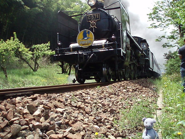 ネットで山口県についての紹介（主に観光）をやってますと、山口県好きというお友達が何人かできました。<br />そのうちのお一人ＥさんがＧＷを利用して山口県に遊びに来ました。<br />運転はされないので、新山口駅から萩までオフ会（？）兼ねて送ることにしました。<br />通常、新山口駅から萩まで１時間半もかかりませんが、結局駅前で合流してお別れするまでほぼ一日がかり、あちらこちらで食べ歩いていたのでした。<br /><br />（旅行記地域は、阿知須・山口・阿東・須佐・萩、写真は古いのも使ってます）<br /><br />行程：<br />新山口駅→きらら道の駅→周防大橋→仁保道の駅→ＫＤＤＩパラボラアンテナ→長門峡道の駅→須佐大橋→須佐ホルンフェルス→阿武町道の駅→笠山→萩市内（→湯免温泉）