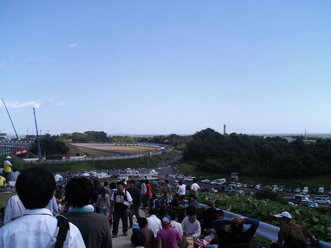 毎年大学時代の仲間とＦ１を見に行ってます。<br />今回鈴鹿でのＦ１開催が最後ということだったので、写真に収めてきました。<br />ついでに三重と言ったら松阪牛！名古屋と言ったらひつまぶし！<br />という具合に美味しいものも大好きなので、寄り道しながら帰ってきました。