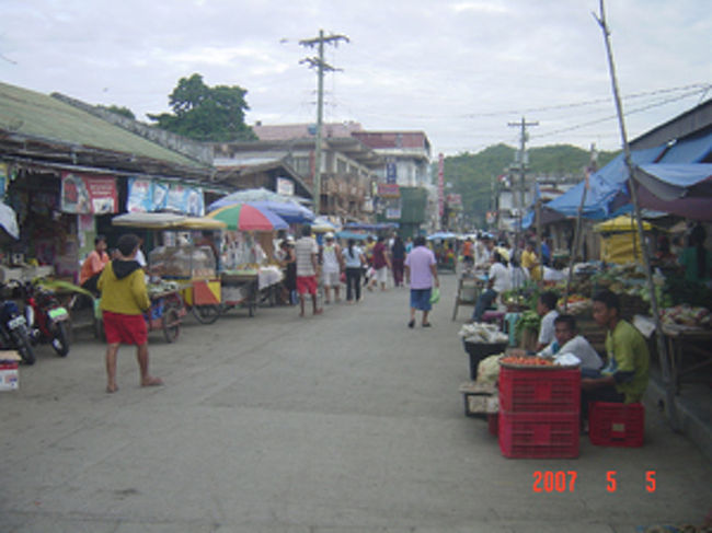 ５月４日からレイテ島（LEYTE)南部のマーシン市（MAASIN)に行ってきました。 <br />客船（客席は２段ベット）でセブ島をPM8：00に出港して約６時間AM2：00にマーシン港に着きました。（あー疲れた）夜明けに海岸沿いを歩き近くの市場まで行く間に見た海はとても綺麗でした。<br />あいにく天気が悪くベストショットがありません。<br /><br />地元の人の話ですが、１０年位前に邦人（ジロー）がトレジャーハンターでこの町に滞在していた。お宝を見つけて消えた。私達のサラリー未払いのまま。<br />だそうです？！何のお宝を見つけた？？山下ゴールド？<br />ジローさん！お宝見つけたならサラリー払ってやってよ！！！<br /><br />テイテ島の言葉はビサヤ語（セブアノ語）ですがちょっとなまってる?!<br />セブ島に観光なさる人のために基本ビサヤ語を少しですが紹介いたします。<br /><br />日 本 語　　　　　　　　　　ビサヤ語（セブアノ） <br /><br />男の人（掛け声）　　　　　　　Ondong（Dong） <br /><br />女の人（掛け声）　　　　　　　Inday（Day） <br /><br />おはようございます。　　　　　Maayong buntag. <br /><br />こんにちは。　　　　　　　　　Maayong hapon. <br /><br />こんばんは。　　　　　　　　　Maayong gabi-i. <br /><br />こんにちは。　　　　　　　　　Maayong adlaw. <br /><br />ありがとうございます。　　　　Daghang salamat. <br /><br />愛しています。　　　　　　　　Gihigugma ko ikaw. <br /><br />お名前は何ですか？　　　　　　Unsa ang imong ngan. <br /><br />お願いします。　　　　　　　　Palihug. <br /><br />日本語を話せますか？　　　　　Kabalu ka ba maghinapon? <br /><br />おいくつですか？　　　　　　　Pila na ang imong idad? <br /><br />フィリピン料理は好きですか？　Ganahan ka ba ug mga pagkaong Pilipino? <br /><br />お寿司を食べますか？　　　　　Mukaon ka ba ug Sushi? <br /><br />日本に来たこがとありますか？　Nakaadto ka na ba sa Japan? <br /><br />これは何ですか？　　　　　　　Unsa man ni? <br /><br />これはいくらですか？　　　　　Pila man ni? <br /><br />とても高いです。　　　　　　　Mahal man kaayo. <br /><br />遊びに行きましょう!　　　　　Manuruy ta! <br /><br />フィリピンに行きたいです。　　Gusto kong muadto sa Pilipinas. <br /><br />トイレはどこですか？　　　　　Asa dapita ang C.R.? <br /><br /><br />他にお知りになりたい言葉があろましたらメールください。 <br /><br />sheiya38@mail.goo.ne.jp <br /><br /><br /><br /><br /><br /><br /><br /><br /><br />