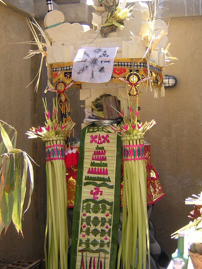 知り合いの日本人女性がバリ人と結婚しました。<br />バリ形式の結婚式です。<br />結婚の儀がとりおこなわれるファミリーの本家の家に結婚の儀を知らせる飾りが施されました。
