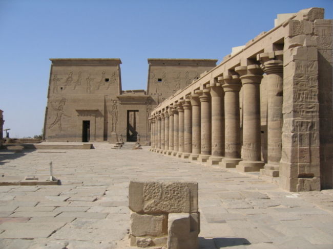 アスワン・ハイ・ダムの北のナイル河沿岸に、古代エジプト末期王朝からプトレマイオス朝、ローマ時代にかけて建設されたイシス神殿、コム・オンボ神殿、ホルス神殿がある。<br /><br />古都ルクソールはかつてテーベと呼ばれ、第18王朝期には首都として栄えた町。歴代ファラオによってピラミッドの代わりに、多くの神殿や遺跡が建てられた。<br />ここにはメムノンの巨像、王家の谷、ハトシェプスト女王葬祭殿、カルナック・アメン神殿、ルクソール神殿があり遺跡の宝庫でした。<br /><br />2007年5月　エジプト旅行3-3（メンフィス･サッカラ・ダハシュール）に続く。<br /><br />表紙画像 ： イシス神殿