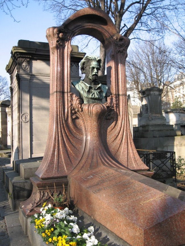 　再びモンマルトルの墓地を歩きました。以前写真に収められなかったお墓を紹介します。<br /><br />【エミール・ゾラの墓】<br /><br />　エミール・ゾラ(1840-1902)の偉大さはいくら強調してもし足りないほどです。もちろん小説の質、量、深み、どれも一級品です。その膨大な小説は『ルーゴン=マッカール』(全20巻)というつながりを持った広大な河となります。例えば有名な『居酒屋』のヒロイン「ジェルヴェーズ」の娘は、次の小説『ナナ』のヒロイン、「ナナ」となり、息子は『ジェルミナル』に登場します。そうです、彼の小説の登場人物は、当時発見されたばかりの「遺伝の法則」にのっとって、次々と20巻の小説に受け継がれていくのです。<br />　日本には自然主義文学として紹介され、島崎藤村や田山花袋に大きな影響を与えました。<br />　また、「ドレフュス事件」の時には《我弾劾す》と、大統領以下の政府と軍関係者を新聞で告発し(1898)、正義のために堂々と闘いました。<br />　そのために偉人にふさわしく、彼の遺骸は偉人の眠るパンテオンに移送されています。