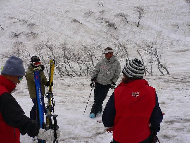 5月14日から16日まで白馬47シニアスキークラブ主催の月山スキーツアーに参加してきました。<br />多くは遠路白馬からマイクロバス、私はJRとバスを乗り継いで月山に向かいました。<br /><br />メンバーの多くはスキーの兵揃いで今シーズン120日滑った人もいるとか。<br />ゲレンデでは飽き足らないメンバーばかりなので、ガイドを頼んでツアーコースも楽しむことになりました。<br />15日朝、ガイドさんを待っていたところ、来られたのは何と嘗ての名デモンストレーター渡部三郎さんでした。<br />技術選手権で二連覇したことのある私達スキーヤーにとっては神様のような存在の方で一同大感激でした。<br /><br />