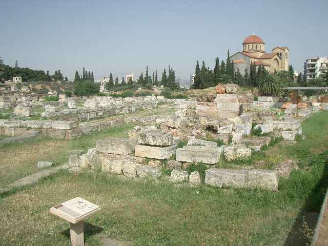 ケラミコス遺跡は紀元前４〜５世紀の墓地であったという。そのためか、ここに入ると、直ちに静寂感を感じる。紀元前４３０年には、アテネに疫病がはやり、当時の人口の三分の一の人が死んだという。疫病はその後も続いた。どこの都市にも墓地はあるもので、そこには悲しい歴史が刻まれている。