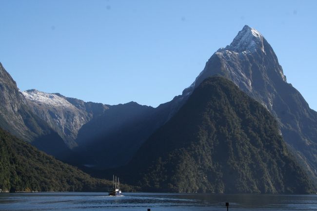 ニュージーランド南島を南北に縦断する<br />サザンアルプスの最高峰・マウントクック(3754m)と<br />氷河によって侵食された山々のダイナミックな景観の<br />ミルフォードサウンドの二つの世界遺産<br />が見たくって出かけて来ました。<br /><br />5月12日<br /><br />今回の旅の目的のひとつ<br />氷河活動によってつくられた1000m級の絶壁の景観<br />世界遺産であるミルフォードサウンドへ<br /><br />サウンドの正式名はフィヨルド<br />氷河によって侵食された山が海面から垂直に近い状態で<br />そびえ立つ景観と無数の滝を堪能して来ました。