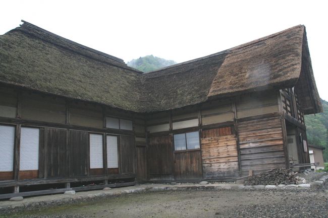 前沢(まえさわ)曲家(まがりや)集落は福島県南会津郡南会津町前沢(旧南会津郡舘岩村前沢)にあります。L字形に家が建てられています。どうしてL字形なんだろう??一軒のみならず、皆L字形です。明治40年(1907年)部落全体が焼失する大火に遭い、同一の、大工集団により建設されたため、統一された家並みになりました。屋根・材料等、四角より建築の効率が悪いと思いますが、単純明快なる答えが見つかりませんでした。