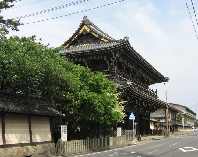 　三重県津市一身田町に、真宗高田派の総本山「高田山専修寺」がある。<br />　真宗十派とか二十二派とか数えられる、親鸞聖人の教えを奉じる真宗の一派のうち、末寺６３０余寺を擁する高田派の本山である。<br /><br />　今日は、お坊さんとボランティアの方にお願いして、専修寺とその寺内町を案内してもらった。<br /><br />　【写真は　山門（正面中央にあって、専修寺伽藍の総門である）】<br /><br /><br />　詳細は　http://www.ztv.ne.jp/kyoiku/monomiyusan/122-Takada.htm　にも記しています。