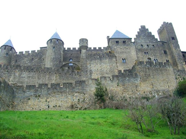 カルカッソンヌ<br /><br />ヨーロッパ最大規模の中世城塞都市。古代ローマ時代の城壁の外側に１３世紀、ルイ９世の命で２重城壁が造られ、城壁内には、石畳の坂道が続き、伯爵の城や石造りの館が残る。<br />南西には１１世紀のロマネスク様式に１３〜１４世紀のゴシック様式が混在するサン・ナゼール聖堂がある。１７世紀半ばに荒廃したが、１９世紀にフランス人建築家ヴィオレ・ル・デﾕクによってかっての姿に修復された。<br /><br />※ヴィオレ・ル・デﾕク<br />１８１４〜１８７９年。パリのノートルダム大聖堂などゴシック様式の古建築の修復で知られる。<br /><br />◆◆フランス◆◆<br /><br />●パリ/セーヌ河：世界文化遺産<br />http://4travel.jp/traveler/comeva/album/10149625/<br />●パリ/エッフェル塔：世界文化遺産<br />http://4travel.jp/traveler/comeva/album/10149631/<br />●パリ/モンマルトルの丘<br />http://4travel.jp/traveler/comeva/album/10150265/<br />●アミアン/大聖堂：世界文化遺産<br />http://4travel.jp/traveler/comeva/album/10149632/<br />●シェルブール<br />http://4travel.jp/traveler/comeva/album/10149634/<br />●モン・サン・ミッシェル：世界文化遺産<br />http://4travel.jp/traveler/comeva/album/10149626/<br />●サン・マロ<br />http://4travel.jp/traveler/comeva/album/10149629/<br />●トｳールーズ/ミデｲ運河：世界文化遺産<br />http://4travel.jp/traveler/comeva/album/10149617/<br />●アヴィニョン：世界文化遺産<br />http://4travel.jp/traveler/comeva/album/10149580/<br />●アルル：世界文化遺産<br />http://4travel.jp/traveler/comeva/album/10149903/<br />●オランジュ：世界文化遺産<br />http://4travel.jp/traveler/comeva/album/10149589/<br />●ポン・デﾕ・ガール：世界文化遺産<br />http://4travel.jp/traveler/comeva/album/10149594/<br />●ゴルドー<br />http://4travel.jp/traveler/comeva/album/10150754/<br />●ルシヨン<br />http://4travel.jp/traveler/comeva/album/10149583/<br />●ニース<br />http://4travel.jp/traveler/comeva/album/10149520/<br />●カンヌ<br />http://4travel.jp/traveler/comeva/album/10149522/<br /><br />◆◆モナコ◆◆<br />http://4travel.jp/traveler/comeva/album/10149523/<br /><br />●鉄道パス<br />http://www.ohshu.com/n_rail/top_rail.html（欧州エクスプレス）<br />http://www.his-hotel.com/rail/index.htm（HIS）<br /><br />■欧州鉄道の旅 Map 　comevaの足跡<br />http://waiwai.map.yahoo.co.jp/map?mid=XOUpBJXEmNEcUnvWgN.4TmcJ8AkkosGfZQ-- 