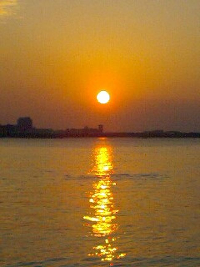 夕陽がホントにとっても綺麗。淡水河のほとり。<br />人気のデートスポットだって･･･ナットク<br />台北からＭＲＴで35～40分だから日帰りデートにはもってこいだね。<br /><br />言葉はいらない。写真をどうぞ･･･
