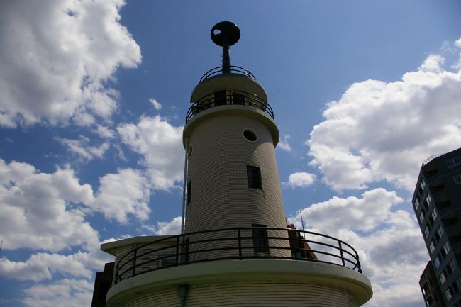 朝から抜けるような青空。せっかくのお天気なのに今日は新宿中央公園で旅の軍資金作りのフリーマーケットの出店。<br />新宿へ来るのは久しぶりです。人はかなり出ているものの売れない・・・。<br />それにしても天気いいなあ～・・・・<br />え～い　こんな天気でこんなところへいてもしょうがない・・・ということで１１時過ぎに早々とお店をたたんで家に帰りました。<br />午後からはチャリに乗って先日気になっていた三田方面へ出かけました。桜田通りのちょっときつい高輪の坂道を越えた辺りで小休止を兼ねて灯台のような外観をした高輪消防署の内部を見てきました。