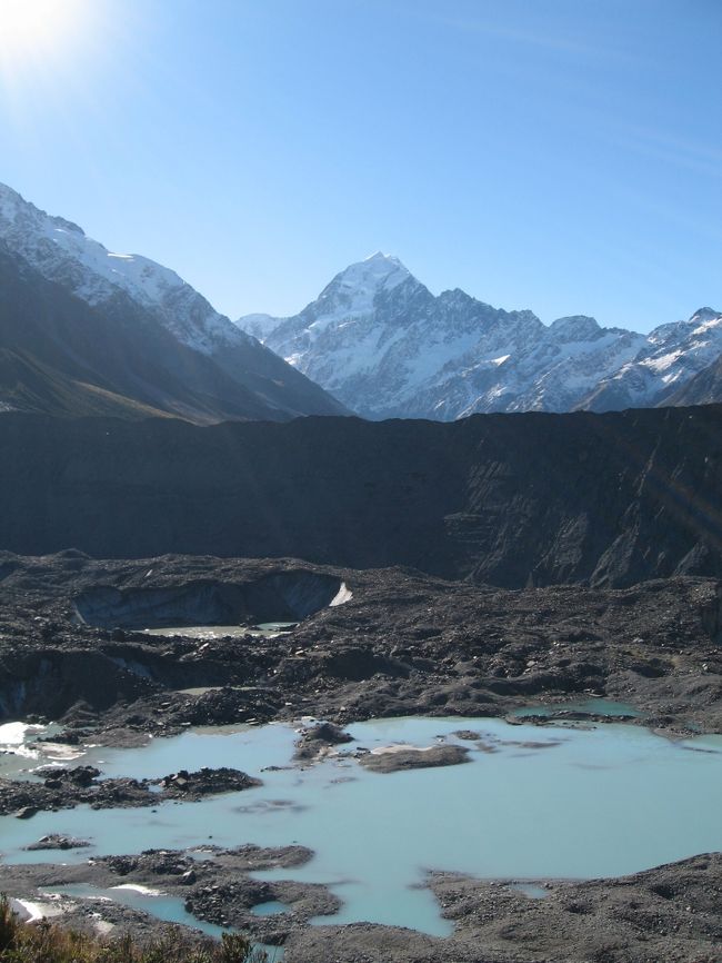 ニュージーランド南島を南北に縦断する<br />サザンアルプスの最高峰・マウントクック（３７５４ｍ）と<br />氷河によって侵食された山々のダイナミックな景観の<br />ミルフォードサウンドの二つの世界遺産<br />が見たくって出かけて来ました。<br /><br />5月13日<br /><br />マオリの国ニュージーランド旅もいよいよ終盤<br />～雲を突き刺すもの～と言う意味で<br />マオリの言葉で｢アオラキ」と言うのだそうですが<br />そのサザンアルプス最高峰である待望のマウントクックへ<br />