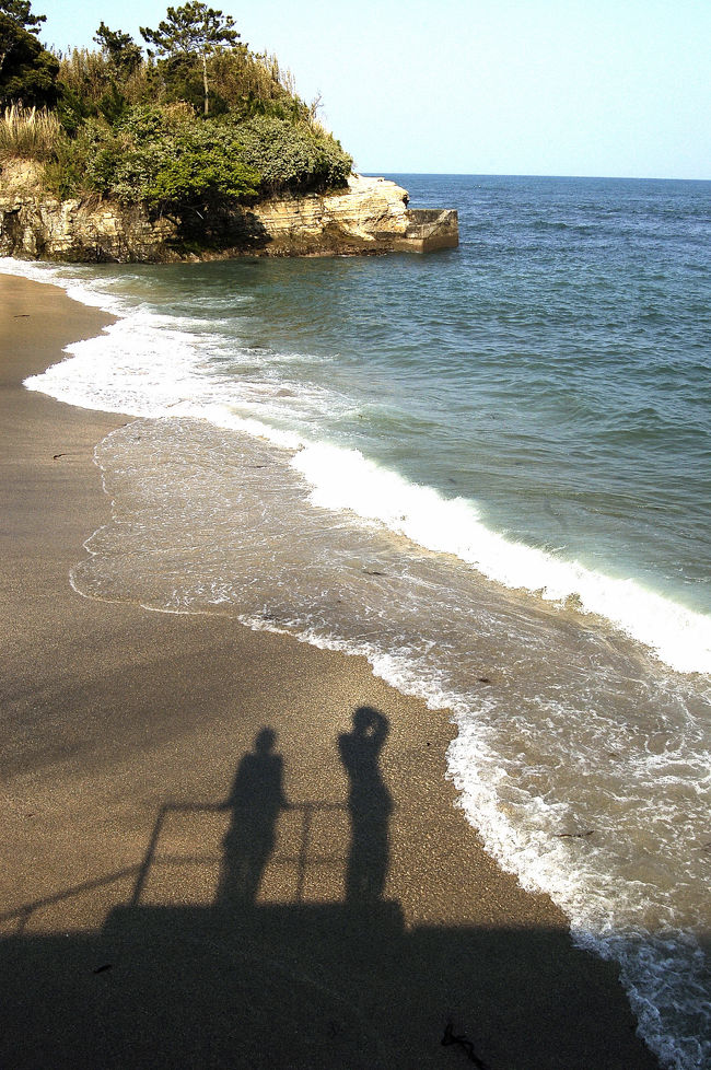 外房の勝浦、名物の朝市や勝浦港など街中はたくさんの人出です。<br />でも勝浦半島の外海側（南側）はＧＷの最中でも静かで綺麗な海が楽しめます。<br />街中から外海側に抜ける尾根越えは景色が良く、トンネルや深い切通しを抜けるのも情緒があります。