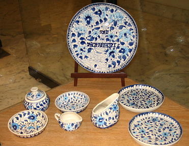 カラチ日本婦人会のお土産情報で教えてもらったブルー＆ホワイトの陶器の名前はムルタン焼。<br />パキスタン中部のムルタンというところで<br />こんな涼しげな焼き物が作られているなんて！<br /><br />盛夏の窯はさぞや暑いでしょうねえ。<br />冬場に訪れてみたいなあ。<br /><br />カラチ市内では4箇所で売られているそうですので<br />さっそく行ってみることにしました。<br /><br />シェラトン・ホテルのベーカリーは今回パス。<br />以前、クロアッサンを買いにいったついでに撮った写真がありました。<br />ディスプレイはこのセットのみ。在庫があるかどうかはわかりません。<br />　　　　　　　  　　　　　　  ↑<br />後日、Fさんからシェラトン・ホテルのショッピング・アーケードにある、と教えていただいたので行って来て掲載しました。<br /><br />★Pakistan 179編＆ジャンル別サイトマップ7編　あわせてぜ～んぶのサイトマップ<br />http://4travel.jp/traveler/tougarashibaba/album/10406139/<br /><br />?　Pakistan カラチ生活ガイド　サイトマップ　Living Guide in Karachi <br />http://4travel.jp/traveler/tougarashibaba/album/10227449/ <br /><br /><br />