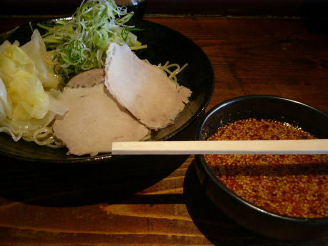 広島最終日。<br /><br />まずは腹ごしらえに”広島風つけ麺”のお店『つけ麺本舗 ばくだん屋』へ。<br /><br />こちらは旅行本に載ってました。<br /><br />このお店のつけダレは、酸味のある醤油だしのカツオ節と昆布のだしをブレンドした、サッパリとした味で、その中に唐辛子やゴマがたっぷり入っています。<br /><br />辛さは0倍～20倍以上とあって、0倍は子供さんでもOK、1倍は辛いの苦手な人！、2倍はとりあえずここから！？、3～5倍は辛いの好きな人、6～10倍は口から火が出ます・・・、11～20倍は顔から汗！汗！汗！！！、20倍以上は番付入りだよ、と書いてあります！<br /><br />店内には沢山の番付の書かれた板が掛けられていました。<br /><br />とりあえず普通の2倍を食べましたが、まあまあ辛かったですよ！<br /><br />沢山の野菜も入っていて、とってもヘルシーで美味しかったで～す♪