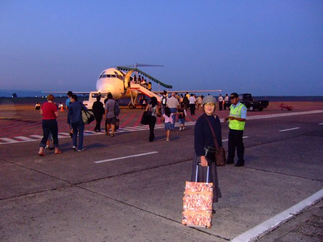 バリ島からジョグジャまで正規の運賃の半額でこの航空機を利用しました。前日、スラウエシの空港で着陸でトラブり機体が大破したニュースの後の搭乗にはいささか不安がありました。<br /><br />でも、乗るきゃない状態でした。<br /><br />１時間、あまり生きた心地がしませんでした。おまけに、ジャグジャの空港ではあわや、エプロン内で飛行機同士が衝突の危険がありました。<br /><br />安いゆえ利用しますが、怖いです。