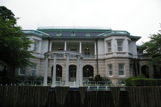 竹田宮家は明治39年に北白川宮の第一王子の恒久王が創設した宮家。この建物は明治42年に宮廷建築家の片山東熊の設計によるもので同じ片山東熊の赤坂離宮と同時期の竣工となっています。<br /> 当初は竹田宮邸として建設されたものではなく、天皇の御用邸として建設中に結婚が決定し竹田宮恒久王に下賜されたものです。<br />