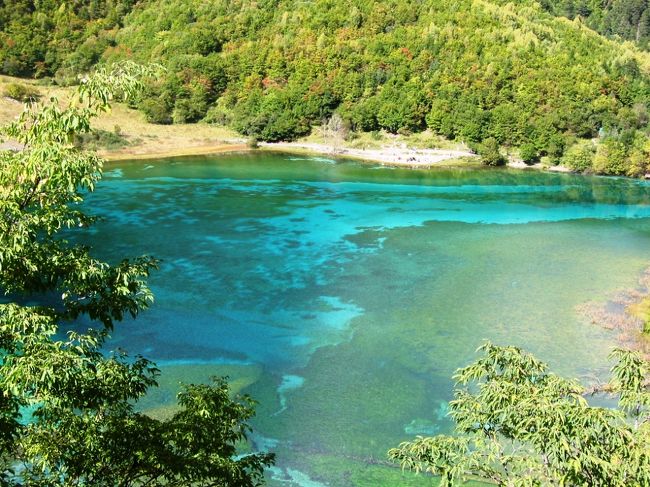 本文の方に収録しきれなかった世界自然遺産の九寨溝の写真です。本当に魅惑的な水の色です。