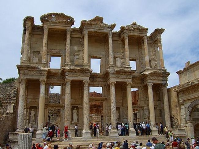 美しい建築群が物語る世界最大級の都市遺跡エフィスの遺跡。<br /><br />どうして、ここが世界遺産に登録されていないのかが不思議？？<br /><br />紀元前130年頃、約10万人が暮らしていたと推定される。<br /><br />当時は、ローマ、アレクサンドリアに続いて、<br /><br />3番目に人工が多い町として繁栄していた。<br /><br />歩いていると、イタリアのポンペイの遺跡に似ているなぁと思った。<br /><br />規模は、イタリアのポンペイの遺跡よりも広いらしいです。<br /><br />これは、セルスス図書館。とても美しい建物！！<br /><br />昔の生活が、想像できてしまうような感じですすばらしー☆☆☆<br />