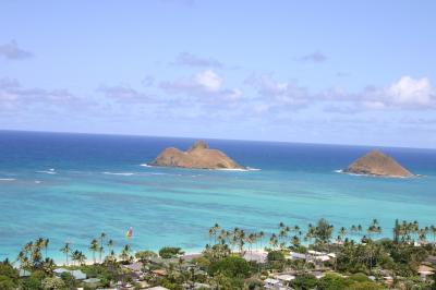 ラニカイは、「ラニ＝天」「カイ＝海」との名前どおり、息を呑む美しさ。ワイキキから車で３０分だというのに、街も、ビーチもまるで別世界！また、それを一望する丘｢ラニカイリッジ」は、ちょっぴり息切れするけれど、絶対行くべきポイントです。さ、あなたを天国へ誘いましょう･･･