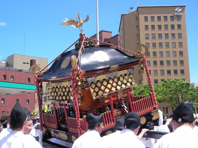 ５月２０日の青葉祭りの様子です。パレードは武者行列に始まり、青葉神社のみこしが続きます。みこしは回したり、傾けたりして観客サービス？をしていました。<br />　伊達政宗を 祀っている青葉神社の祭がいったん途絶えたあと、現在の青葉まつりは昭和６０年に市民の祭りとして復活したもので、現在では仙台３大まつりの一つとして、市民の間にすっかり定着しています。 <br />