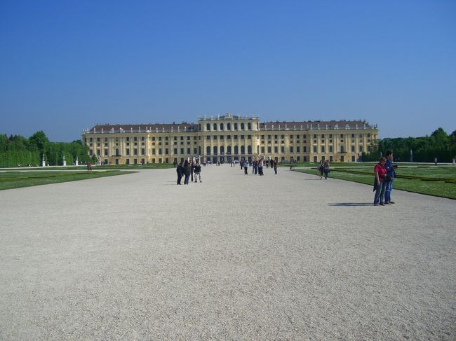 ウイーン/シェーンブルン宮殿<br />http://www.schoenbrunn.at/en/home.html<br /><br />１７世紀末に王室の狩猟場である地に夏の離宮として建造。<br />その後離宮は空き家になるが、１７４０年即位したマリア・テレジアによって大宮殿へと生まれ変わる。<br /><br />居住性にも優れる宮殿造りを目指したテレジアは外観を重厚なバロック様式で統一し建物の壁をすべて黄色に塗り替えた。内部は花や貝、唐草模様などをモチーフとする、優雅なロココ様式で統一。室内装飾を手がけたのはヨーロッパ中から集められた彫刻家や工芸家、フレスコ画家等。東洋美術や漆工芸なども随所にちりばめられた。<br /><br />総部屋数１４４１室<br />マリア・テレジアの１６人の子供だけでなく召使や役人、楽師や歌手等３０００人のスペースも用意出来た。<br /><br />●鉄道パス<br />http://www.ohshu.com/n_rail/top_rail.html（欧州エクスプレス）<br />http://www.his-hotel.com/rail/index.htm（HIS）<br /><br />■欧州鉄道の旅 Map 　comevaの足跡<br />http://waiwai.map.yahoo.co.jp/map?mid=XOUpBJXEmNEcUnvWgN.4TmcJ8AkkosGfZQ--