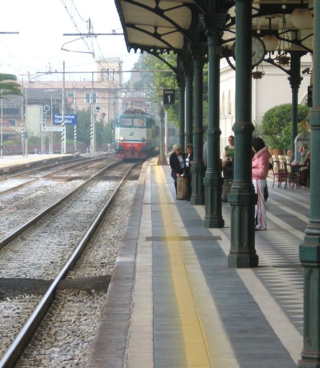 シチリアで鉄道を利用しました。その様子を紹介します。<br />シチリアの鉄道といっても、日本のJRグループの一社、例えばJR九州といった位置づけのようだ。<br />予定をたてる方、時刻表などこちらをどうぞ。<br />http://www.trenitalia.com/en/index.html<br />今回の旅行では次の列車を予定した。<br />１　4月13日　(金)　シラクーサからノート<br />２　同日、ノートからシラクーサ<br />３　14日　(土)　シラクーサからカターニア<br />４　16日　(月)　カターニアからタオルミーナ<br />５　17日　(火)　タオルミーナからメッシーナ<br />６　同日乗り継ぎ　メッシーナからチェファルー<br />７　18日　(水)　チェファルーからパレルモ<br />それぞれの鉄道の旅はどうだったのでしょうか。<br /><br />写真を参照しながらお楽しみください<br /><br /><br />三つの教訓を先に書きますね。<br />１　鉄道は遅れるものと思え。<br />今回の旅行では、鉄道は遅れる、と世間で言われることを実証したことになった。<br />２　近距離移動は長距離列車を避けよ。<br />ローマ、ジェノバからシチリアまで時刻表どおりに走ることなどは有り得ない。<br />３　近距離利移動には近距離列車を使え。<br />ただし近距離列車は通勤通学客がメイン。遠方から訪れた旅行者同士の話はできない。<br /><br />イタリアの鉄道が全てシチリアの鉄道と同じというわけではないと思いますがご参考に。<br /><br />