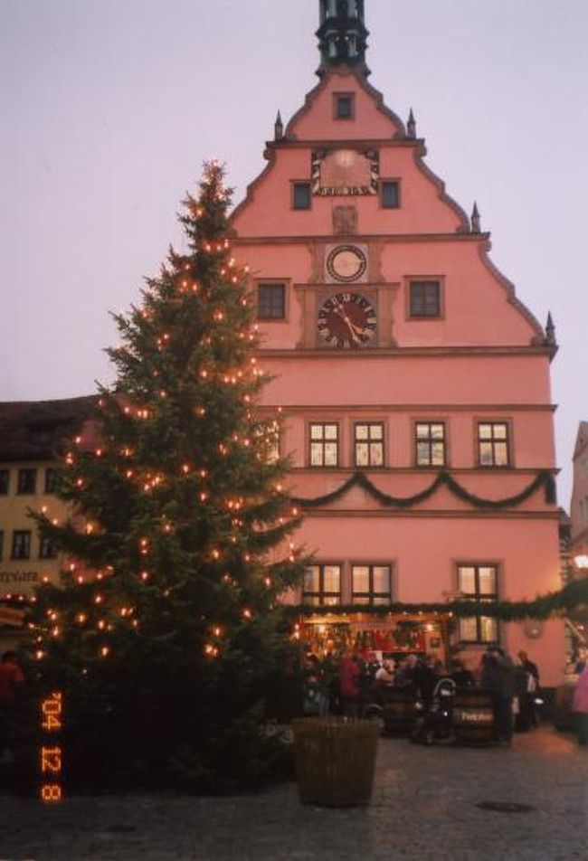 04年クリスマス直前のドイツへ。<br />現地オプショナルツアーで巡ったロマンチック街道。<br />前回のドイツは春だったが今回は初冬。<br />クリスマスに向けてのアドベントの期間。<br />冬は昼が短く、駆け足でのツアーとなった。<br /><br />※ロマンチック街道以外の場所は後日作成予定<br /><br />スケジュール<br />（フランクフルト着　泊）<br />　　　　　｜<br />（フランクフルト観光１　泊）<br />　　　　　｜<br />（フランクフルト観光２　泊）<br />　　　　　｜<br />ここから｜　※フランクフルト発<br />（ハイデルベルグ）<br />（ローテンブルグ　泊）<br />（ノイシュバンシュタイン）<br />ここまで｜<br />　　　　　｜<br />（ミュンヘン　泊）<br />（ニュルンベルグ観光）<br />　　　　　｜<br />（フランクフルト着　泊）<br />　　　　　｜<br />　　　　　｜<br />（ストラスブール観光）<br />　　　　　｜<br />（フランクフルト着　泊）<br />（フランクフルト発　成田直行）
