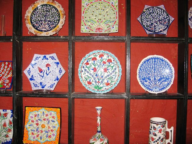 カッパドキアに在住の世界的な陶芸家、ガリップ・キョリュクチュさんの作品集です。許可を貰って工房で撮影させて戴きました。<br />＊(ウィキペディア、るるぶワールドガイド・イスタンブール・トルコ)を参照しました。