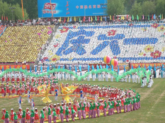 中国では６．１は児童節（＝こどもの日）です。小学校の子供達による踊りの大会があるということで、延辺体育場に行ってきました。この規模の大会は５年に一度開催されるそうです。<br /><br />当日の記事（中国語）　写真あり<br />http://www.yb983.com/ch_xw/2007-6-1/200761172050.html<br />