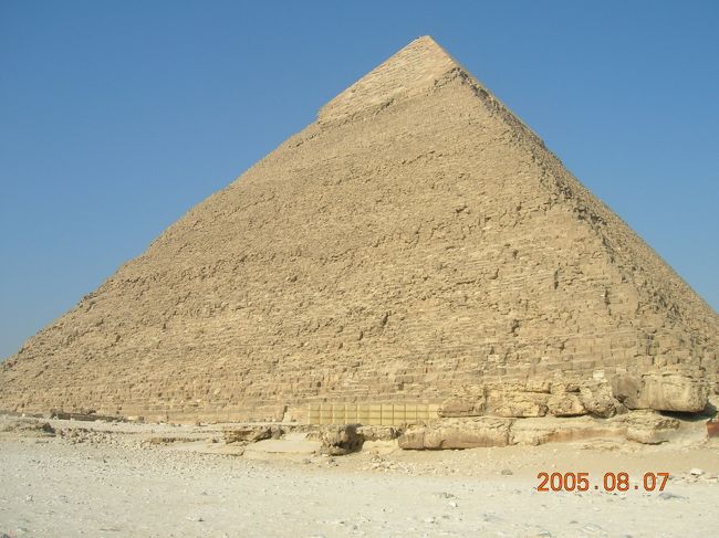 エジプトのベタな所に行きました。<br />とにかく暑かった！！<br />行くところに必ずバクシーシ現れ、うざかった！<br />でも、ピラミッド始め遺跡には感動しました。<br />ホテルのプールも本当気持ちよかった！