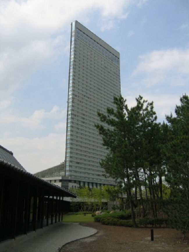 東国原知事人気に沸く?宮崎県!<br />決してそれにつられた訳では無いけれど、<br />フェニックス・シーガイア・リゾートへ行ってきました♪<br />巨大プール、温泉、スパ、植物園、動物園e.t.c...<br />楽しいことが一杯詰まった、極楽リゾート☆<br /><br />その中心にある「シェラトン・グランデ・オーシャンリゾート」<br />に宿泊しました。<br /><br />いやはや・・・。<br />今までの私達の旅のスタイルがガラリと変わる予感です。<br />帰る前から、次はいつ行こう?!とワクワクしてしまう・・・<br />そんなステキな所でした★<br /><br />恐るべし・・・宮崎!!<br />