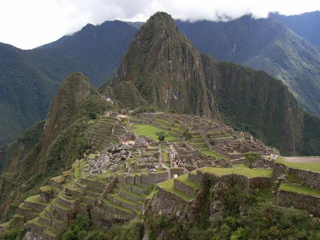 いよいよペルーの旅で一番楽しみにしていたマチュピチュの日になりました。クスコから列車に乗り初日はガイドツアーでマチュピチュの中を歩き、次の日午後のクスコに戻る列車の時間まで、もう一度マチュピチュに登って自由に歩きました。<br />インカ滅亡から400年も発見されなかった都市は標高2400mの山の上にあり、こんなところにこれほどの都市を築いたとは！とただ驚くばかりです。「天空の城ラピュタみたい...」が第一印象でしたが、その通り、あの映画はここをモデルにしているそうです。<br /><br />==*==*==　日程表　==*==*==<br /><br />◇　1　サンフランシスコ?アトランタ経由ーリマ　〔リマ泊〕<br />◇　2　リマークスコ（フライト）。市内＆近郊遺跡観光　〔クスコ泊〕<br />◆　3　クスコーマチュピチュ（列車）。マチュピチュ観光　〔アグアス・カリエンテス泊〕<br />◆　4　マチュピチュ観光。マチュピチュークスコ（列車）　〔クスコ泊〕<br />◇　5　クスコープーノ（ツアーバス、遺跡観光）。　〔プーノ泊〕<br />◇　6　チチキカ湖、ウロス島＋タキーレ島観光。　〔プーノ泊〕<br />◇　7　フリアカーリマ（フライト）。　ミラ・フローレス地区散歩　〔リマ泊〕<br />◇　8　リマーイカーナスカーリマ（遊覧飛行ツアー）。リマーサンフランシスコ<br />◇　9　サンフランシスコ着　