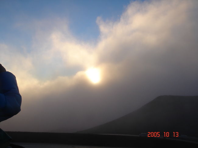 2005年11月マウイ島でのんびりしようと出かけました。日本で予約しておいて、到着した翌朝(と言えるかどうか）2時起きで、ハレアカラ山の朝焼けを見に行きました。ほとんど見えないことが無いという朝焼けは見えませんでしたが、ガイドのヒロさんが頑張ってくれて、何とめったに見れないと言うブロッケン現象を見せてくれました。どちらが良かったのか?ちょっとわかりませんが、雲の中に浮かぶ光の輪と、自分の姿は、感激ものでした。