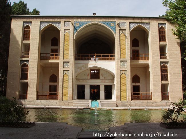 アッバース１世により造られたイスラム様式のフィーン庭園(Bagh-e Fin)に行きました。<br />写真は、庭園の中央部に位置する&quot;Kushak&quot;です。<br /><br />http://en.wikipedia.org/wiki/Fin_Garden